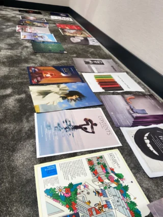 Workshop-mood pågår. 
Välj bilder som symboliserar de egenskaper som speglar det framtida varumärkets personlighet! 

Har vi kul på jobbet?
Svar Ja!